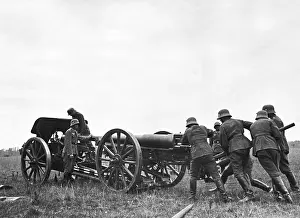 Kanone: Soldiers mount a cannon in attack position