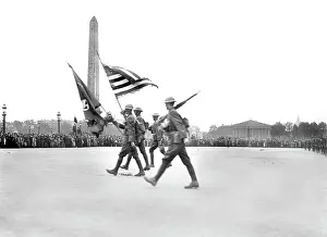 Black And White: Soldiers - parade - Paris - World War I