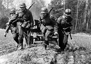 Gewehr: Soldiers pull a gun