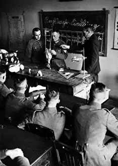 Theoretical: Soldiers of the Reichswehr in a classroom