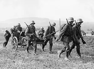 Gewehr: Soldiers of the Reichswehr pulling a gun