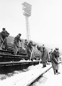 Stadiums: Soldiers remove snow in Prater Stadium