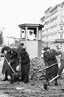 Imagno Brandstätter Images Gmbh: Soldiers remove snow in Vienna