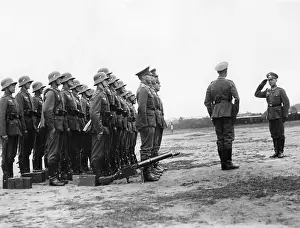 Gewehr: Soldiers report to their supervisor during an exercise