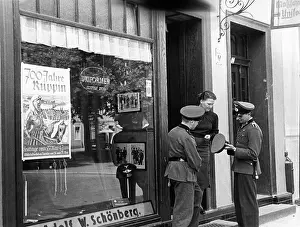 Upcoming: Soldiers while shopping, 1939