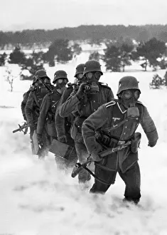 Gewehr: Soldiers during a trail run, 1937