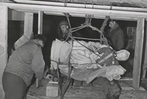 Plundered: Soldiers of U.S. Army MFAA Section transporting