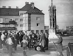 Favoriten: Soldiers of the Vienna Garison distribute