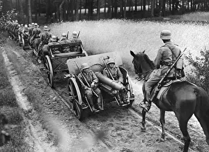 Thrower: Soldiers on their way to battalion exercise, 1935