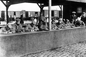 Infanterie: Soldiers writing postcards, 1914