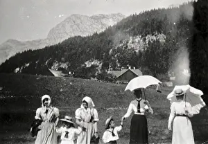 Headscarfs: Sommerfrischler interior with their children and the