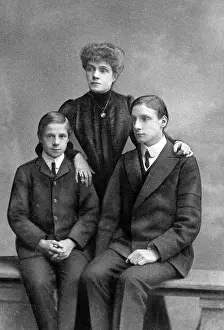 Bourgeoisie: Sons with their mother, 1900