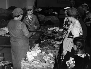 Four Year: Sorting of rags at the exhibition Schaffendes Volk (Pr