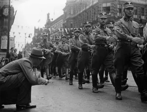 Lockstep: Sound recording at the big anniversary procession of SA