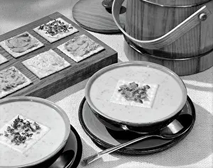 Frt001: Soup Floats Saltines Crackers