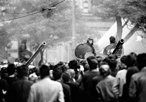 Sovet: Sovet tanks - protesters