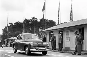 Dreilinden: Soviet car attending US troop transport to Berlin through So