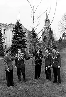 Kosmos: Soviet cosmonauts visit Kremlin