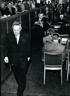 Demonstratively: Soviet delegate Emelyanov leaves conference hall, Vienna