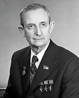 Yuly: Soviet physicist Yuly Khariton, 1975