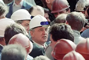 Nizhny: Soviet President Gorbachev meets metallurgy workers, 1990