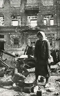 Lcgr1406: Soviet (Russian) civilians cooking in the ruins