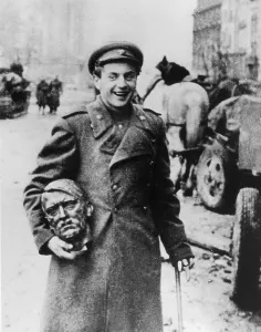 Nazification: Soviet soldier with the head of a Hitler bust in Berlin