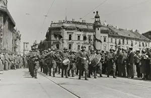 Remodeling: Soviet soldiers at the reopening of