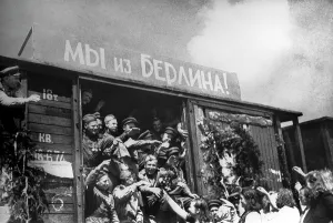 Welcoming: Soviet soldiers returning home after World War II