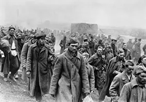Sowjetunion: Soviet soldiers on the way in the war captivity, 1941