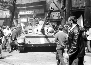 Linhart: Soviet tank - residents - protest