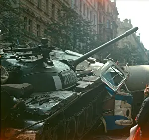 Crushes: Soviet tank - troops - soldiers - barricade, Prague
