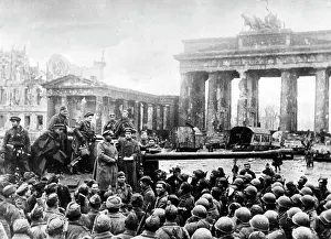 Roadblocks: Soviet tanks and soldiers in front of the Brandenburg Gate