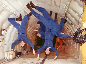 Weightless: Space shuttle astronauts in zero gravity ?