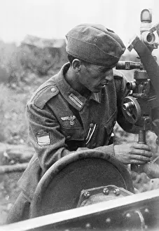 Aligning: A Spanish soldier with a gun at the eastern Front, 1942