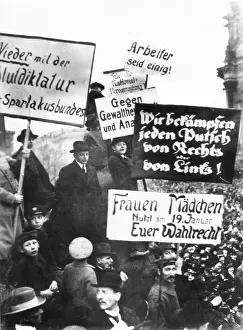 Weimarer: SPD demonstrators protest against extremist parties before t