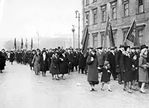 Reichspresident: SPD march in front of the palace for Hindenburg, 1932