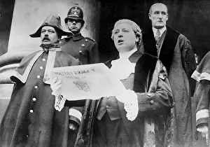Announces: The Speaker of the Parliament announces the dissolution of