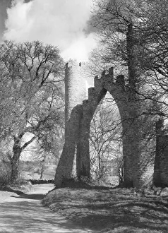 Strafford: SPECTACLE ARCH