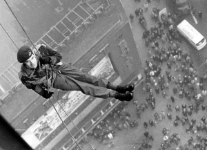 Roping: Spectacular roping down of British parachutists in Berlin