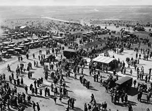 Expects: Spectators await the arrival of the Graf Zeppelin, 1928