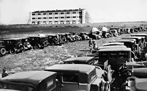 Lakehurst: Spectators await the arrival of the Zeppelin, 1928