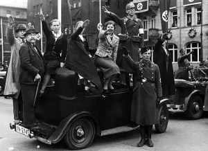 Convenient: Spectators on a car during the Nuremberg Rally, 1937