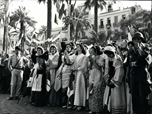 Acclaim: Spectators for De Gaulle visit, Algeria