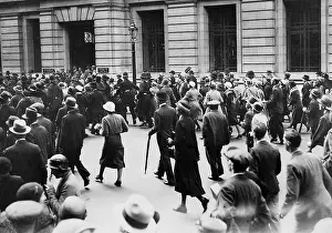 Waits: Spectators in front of the Geological Museum during the Worl