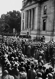 Waits: Spectators in front of the Geological Museum during the Worl