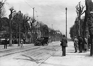 Trianon: Spectators in front of the Hotel Trianon in Versailles, 1919