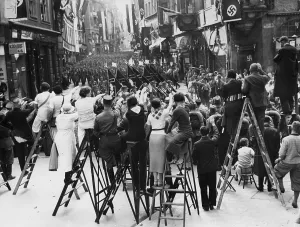 Ladders: Spectators at the march of the RAD through
