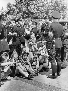 Juni: Spectators during a parade in Berlin, 1939
