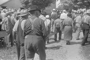 Rs6wnlcgr: Spectators at public farm auction, central Ohio